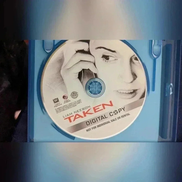 Taken Blu-ray (EUC) - Picture 3 of 4